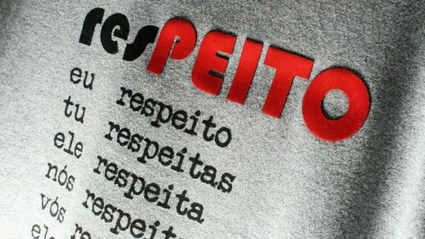 Não há trono para a ignorância no templo do tempo.